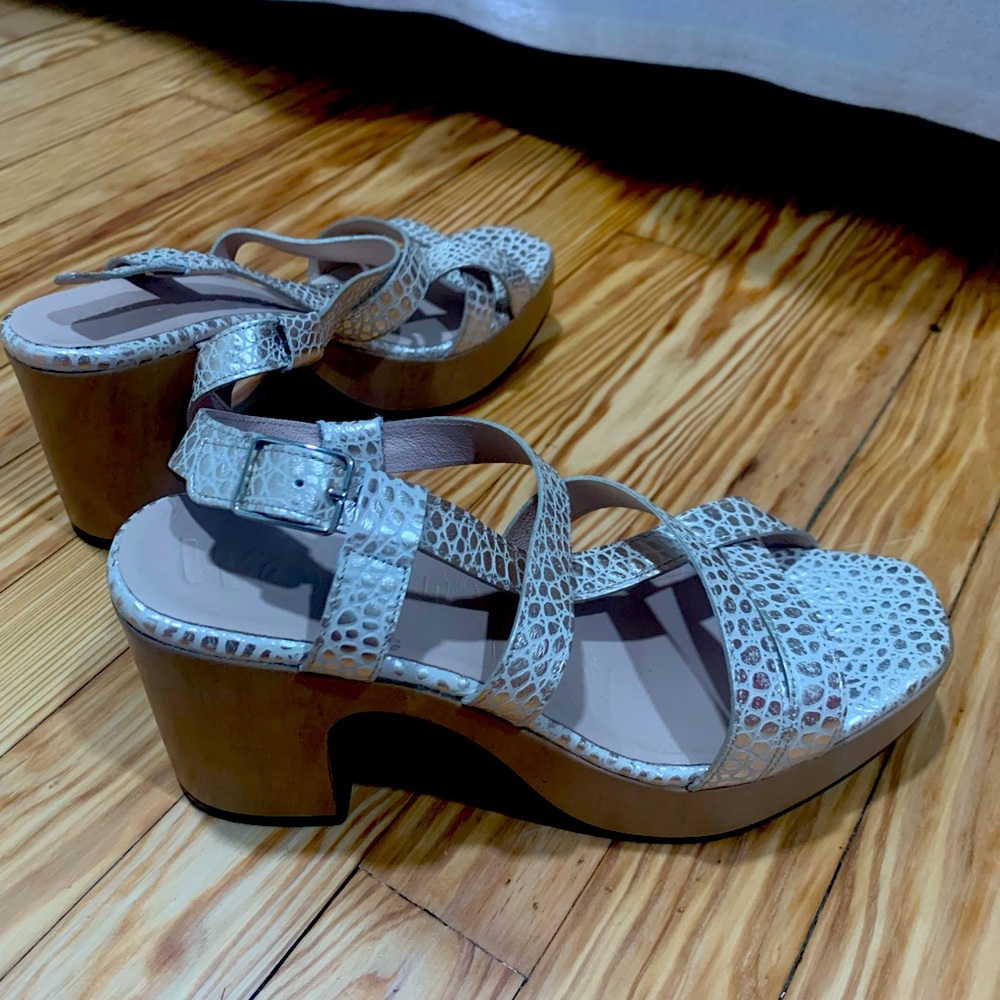 Animal textured womens sandals Size 9.5